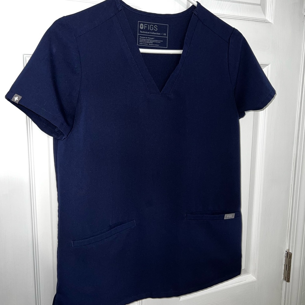 FIGS Casma Three-Pocket top in Navy, size XS.